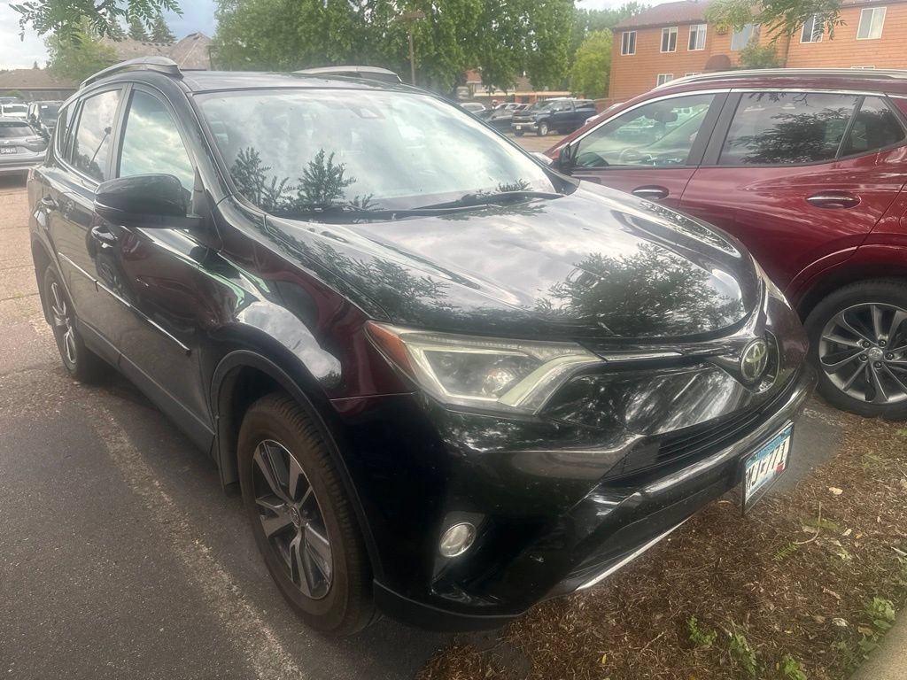 Used 2017 Toyota RAV4 XLE AWD/4WD image 4