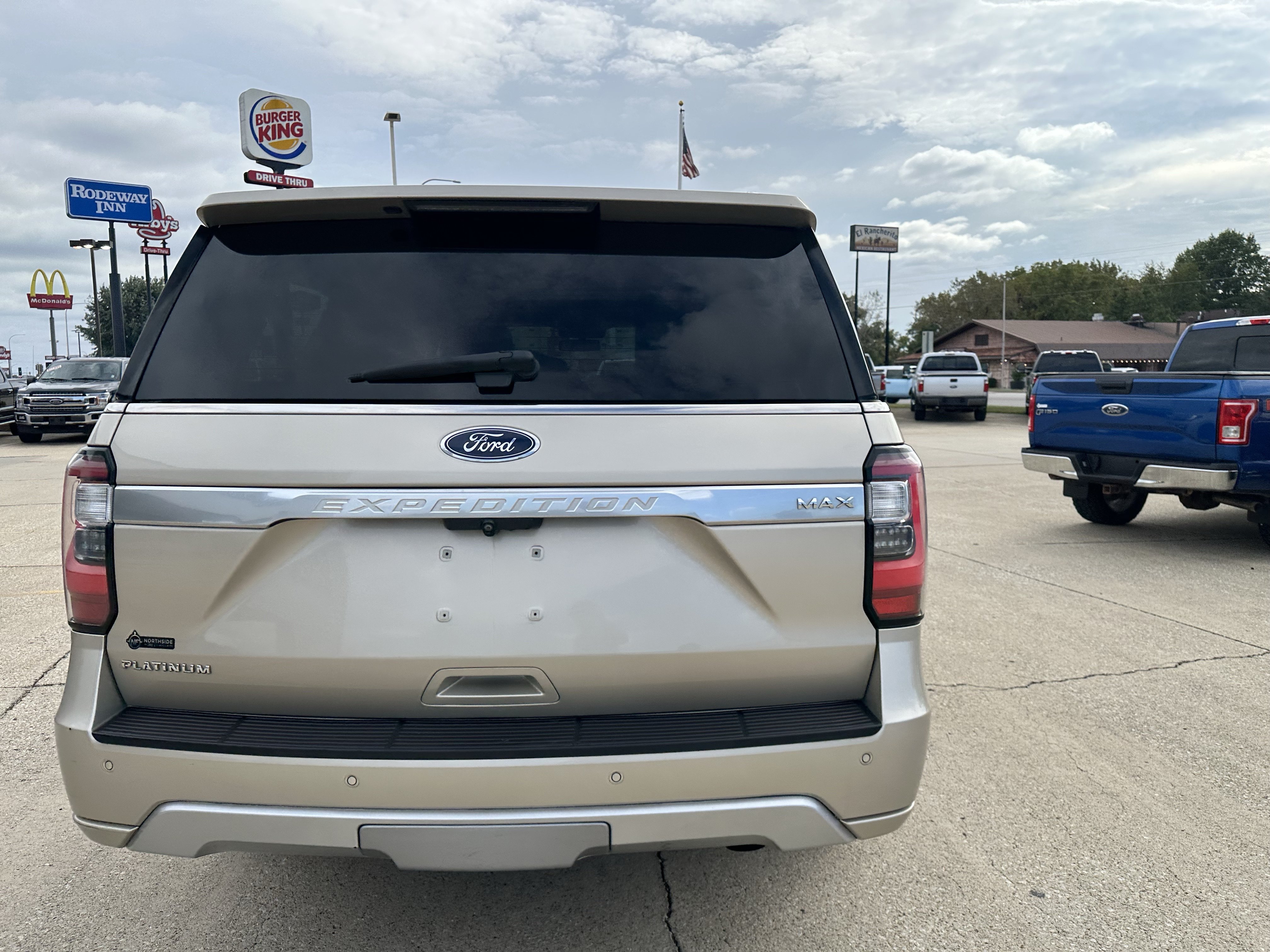 Used 2018 Ford Expedition Max Platinum AWD/4WD image 4
