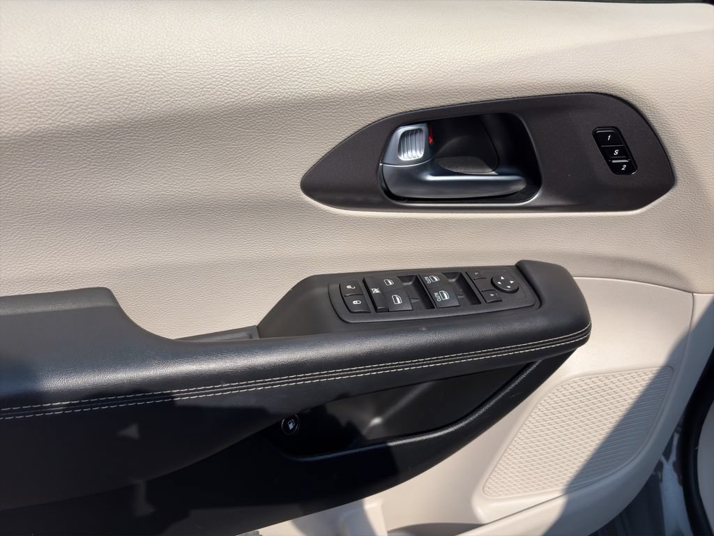 Used 2023 Chrysler Pacifica Touring-L FWD image 12