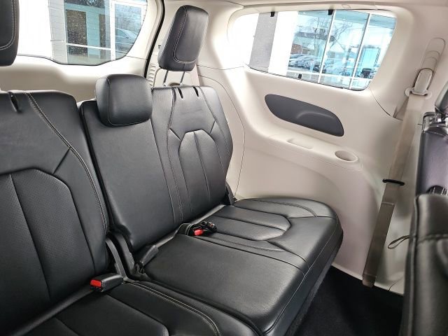Used 2022 Chrysler Pacifica Touring-L image 32