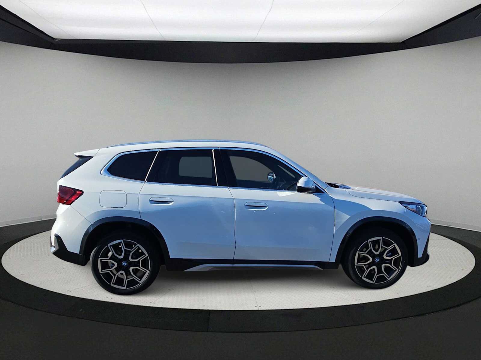 Used 2026 BMW X1 xDrive28i AWD/4WD image 9