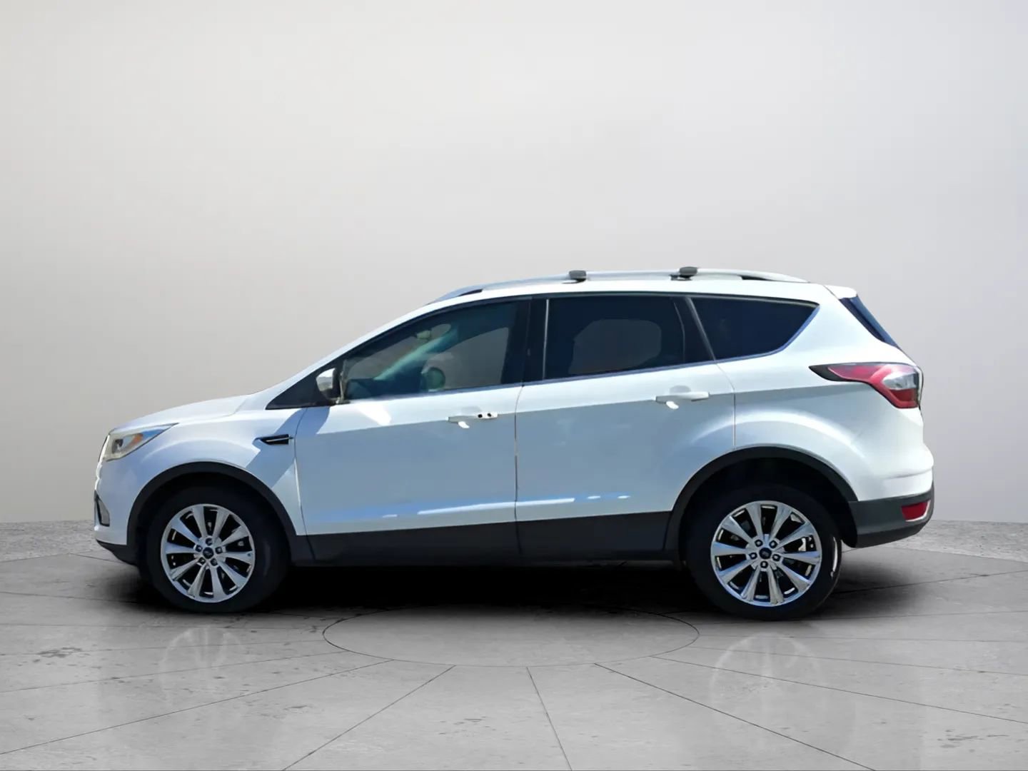 Used 2017 Ford Escape Titanium image 2