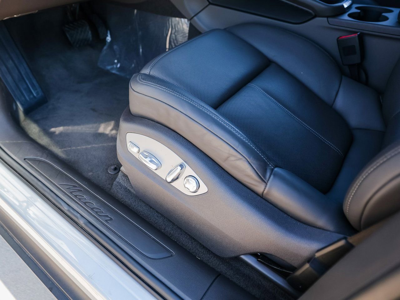 Certified 2025 Porsche Macan image 14