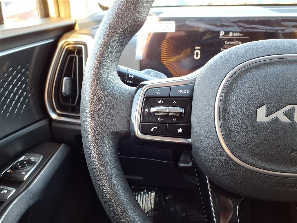 Certified 2025 Kia Sorento LX image 17