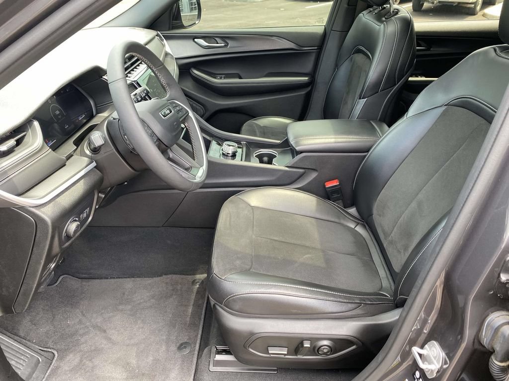 Used 2025 Jeep Grand Cherokee L Altitude RWD image 15