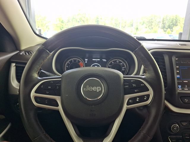 Used 2017 Jeep Cherokee Overland w/ Technology Group FWD image 27