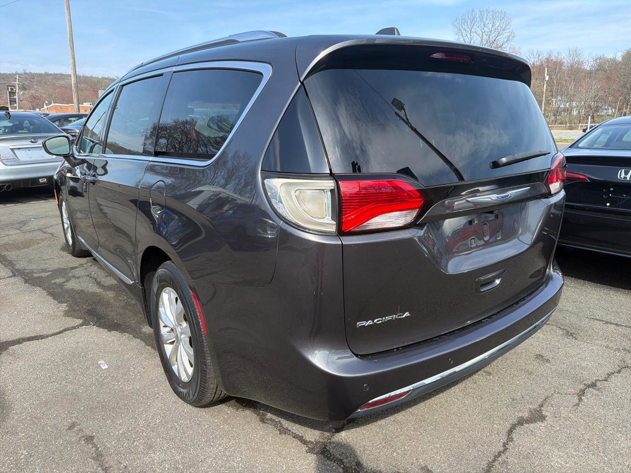 Used 2019 Chrysler Pacifica Touring-L FWD image 11