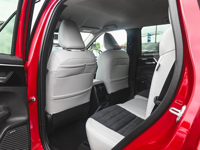 New 2025 Mitsubishi Outlander SE image 28