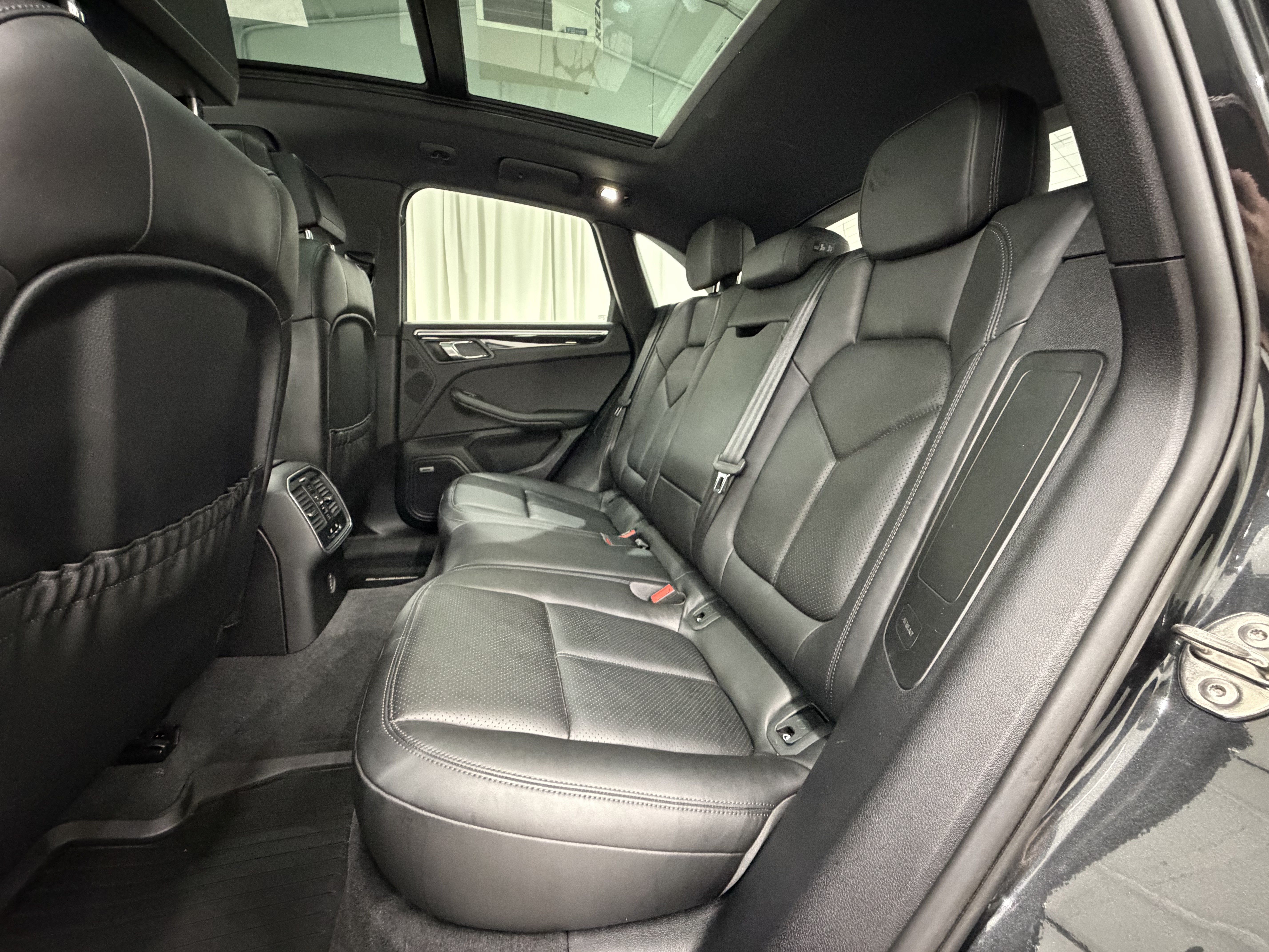 Certified 2018 Porsche Macan AWD/4WD image 20