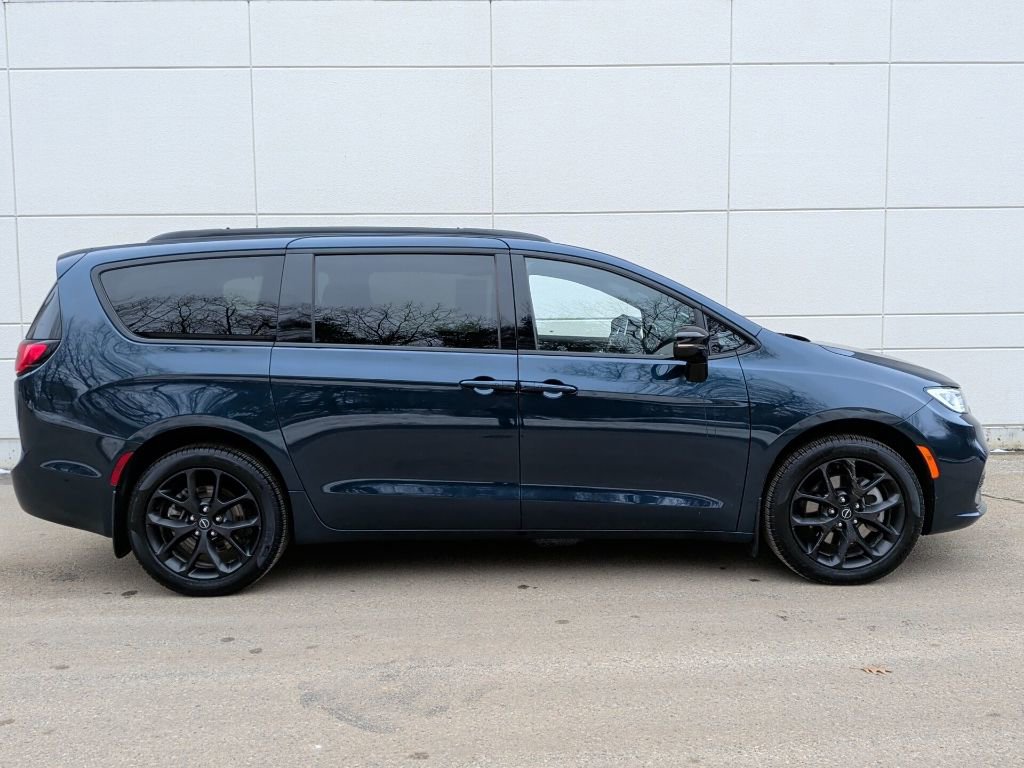 Used 2025 Chrysler Pacifica Limited w/ Uconnect Theater Family Group image 5