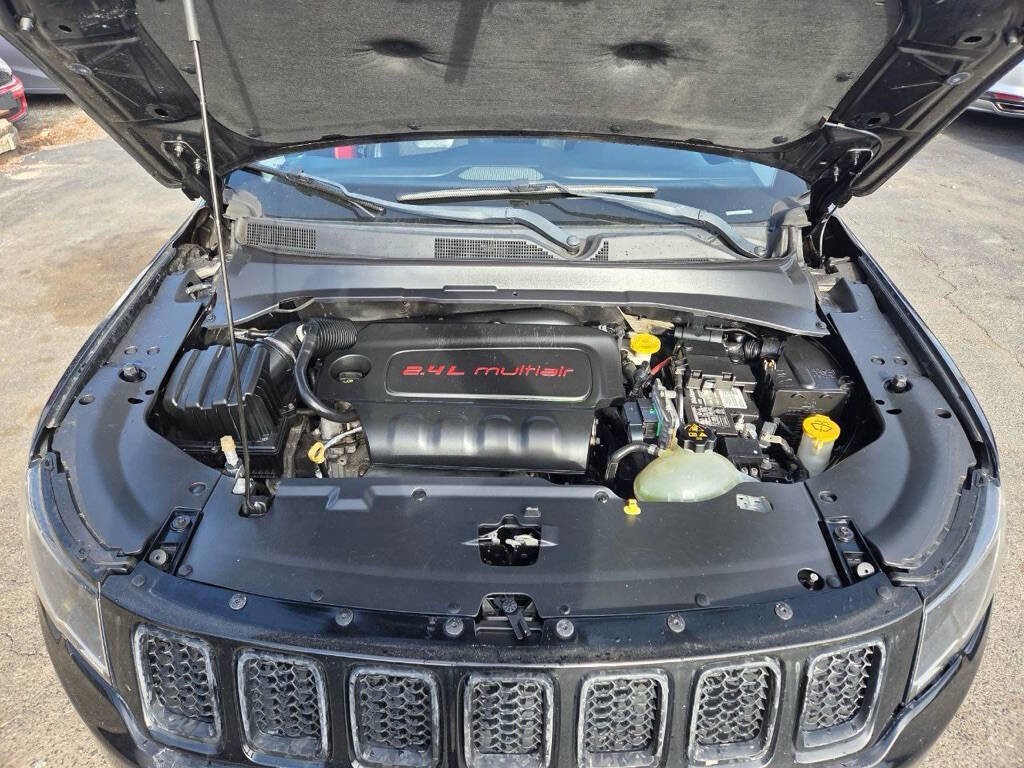 Used 2018 Jeep Compass Latitude w/ Popular Equipment Group AWD/4WD image 9