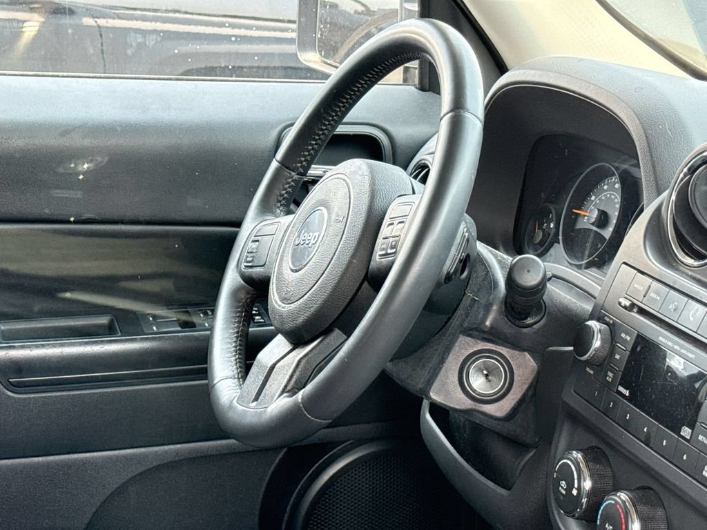 Used 2016 Jeep Patriot Latitude AWD/4WD image 13