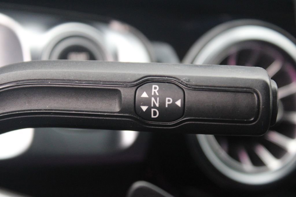 Used 2023 Mercedes-Benz GLB 250 4MATIC w/ Premium Package image 20