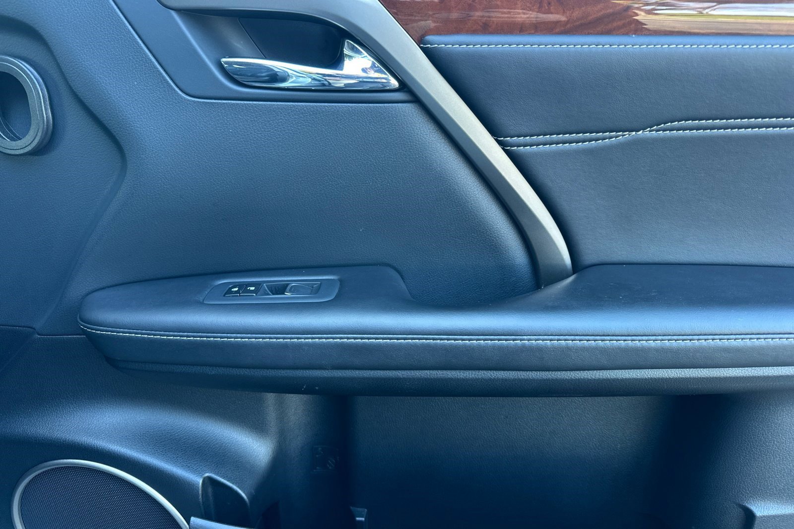 Used 2018 Lexus RX 450hL Premium w/ Premium Package image 23