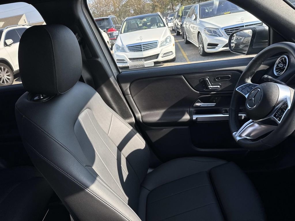 Used 2025 Mercedes-Benz GLB 250 image 11