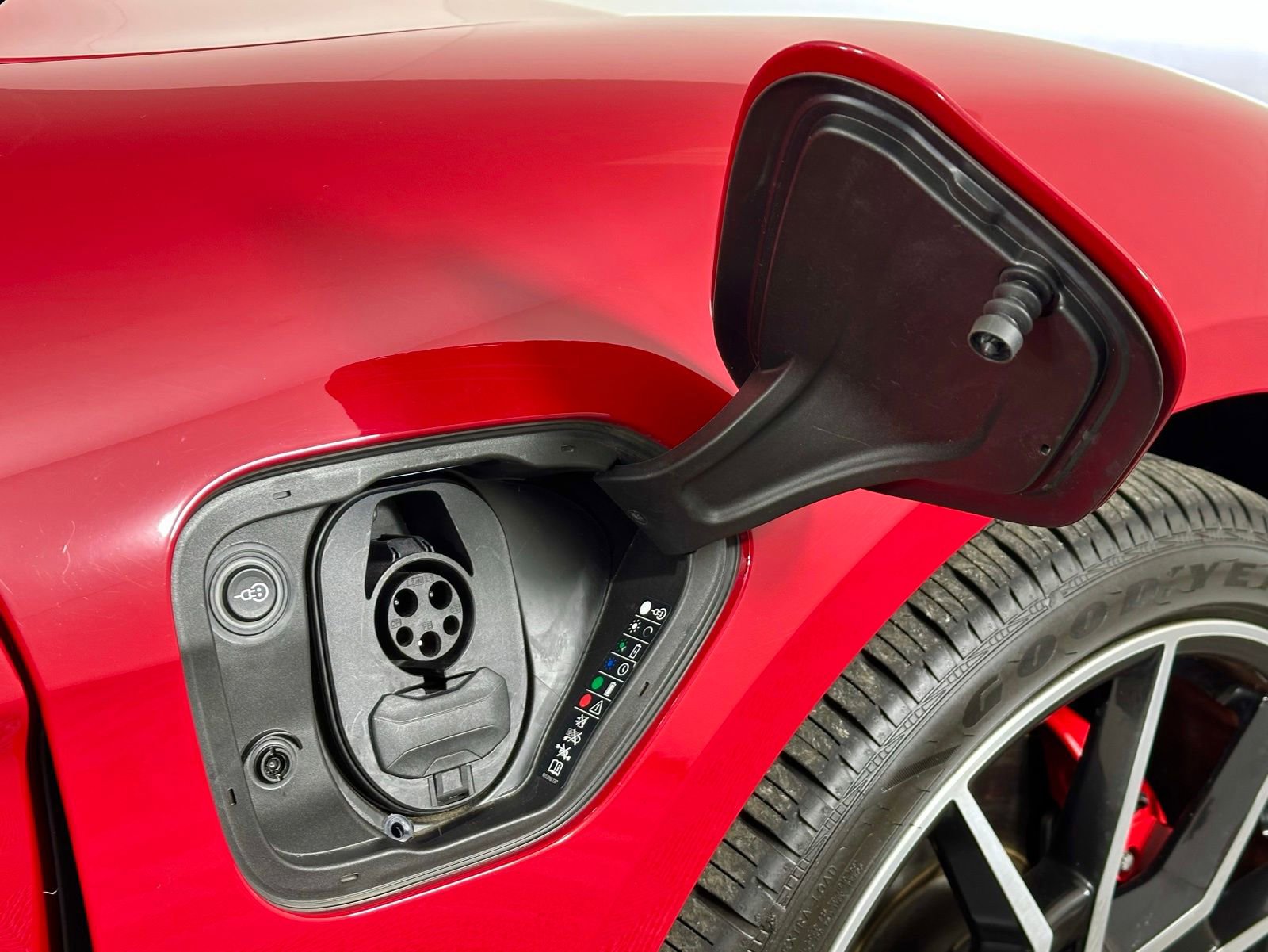 Used 2024 Porsche Taycan 4S w/ Premium Package image 30