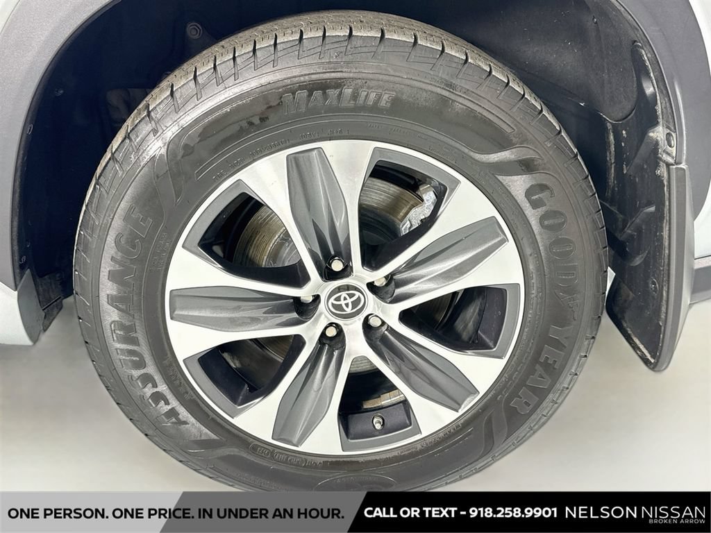 Used 2022 Toyota Highlander XLE AWD/4WD image 32