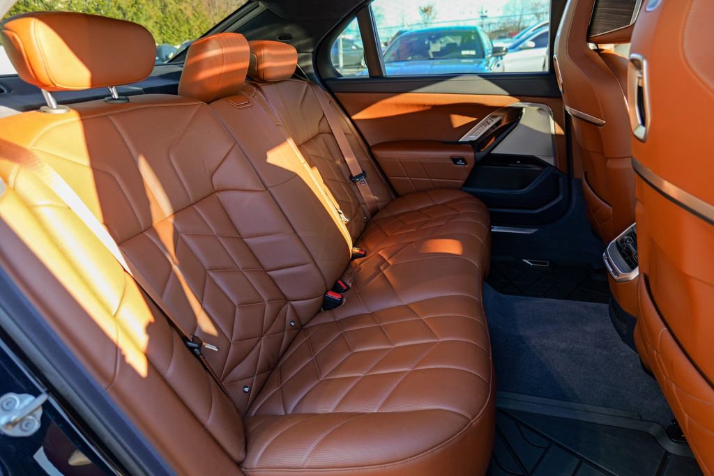 Used 2023 BMW 760i xDrive w/ Executive Package AWD/4WD image 33
