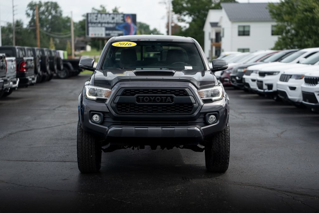 Used 2016 Toyota Tacoma TRD Sport AWD/4WD image 3