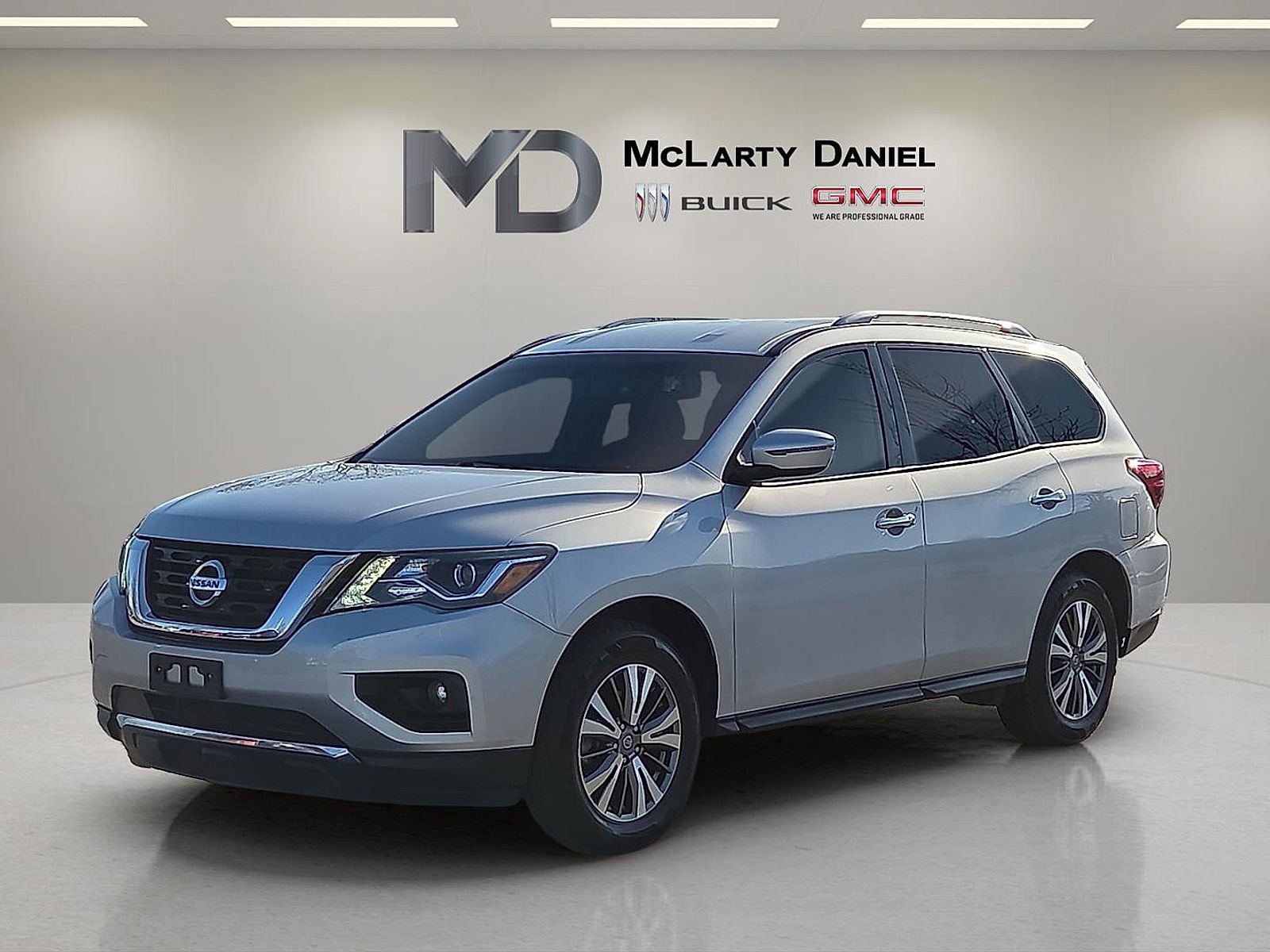 Used 2019 Nissan Pathfinder SV image 2
