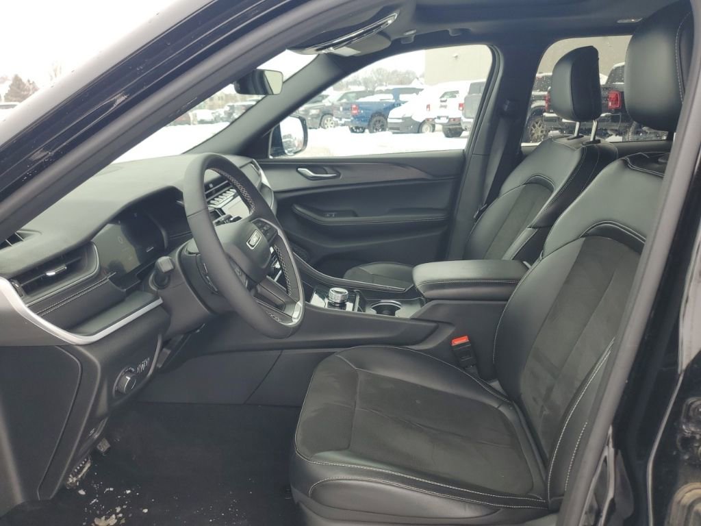 Used 2025 Jeep Grand Cherokee Altitude image 5