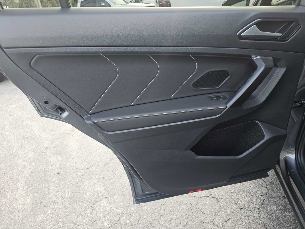 Used 2022 Volkswagen Tiguan SE R-Line image 13