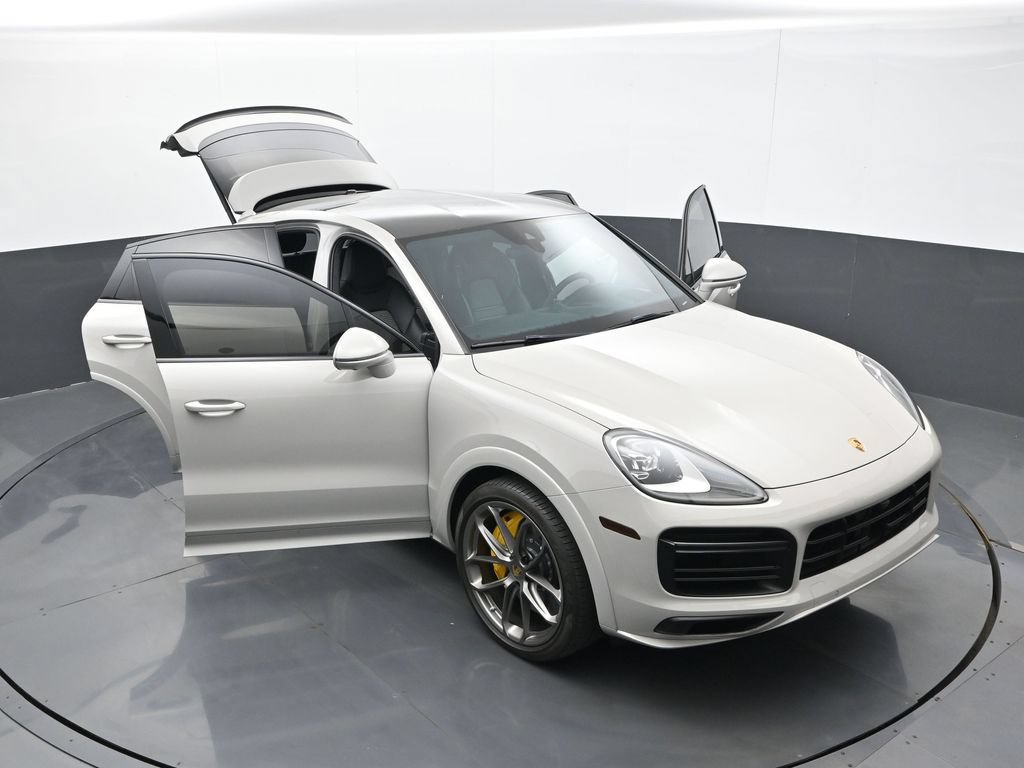 Certified 2021 Porsche Cayenne Turbo S w/ Lightweight Sport Package AWD/4WD image 33