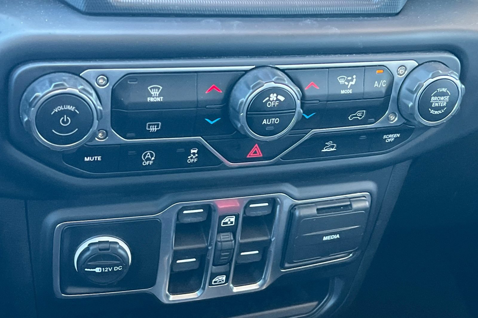 Used 2023 Jeep Wrangler Unlimited Sahara AWD/4WD image 22