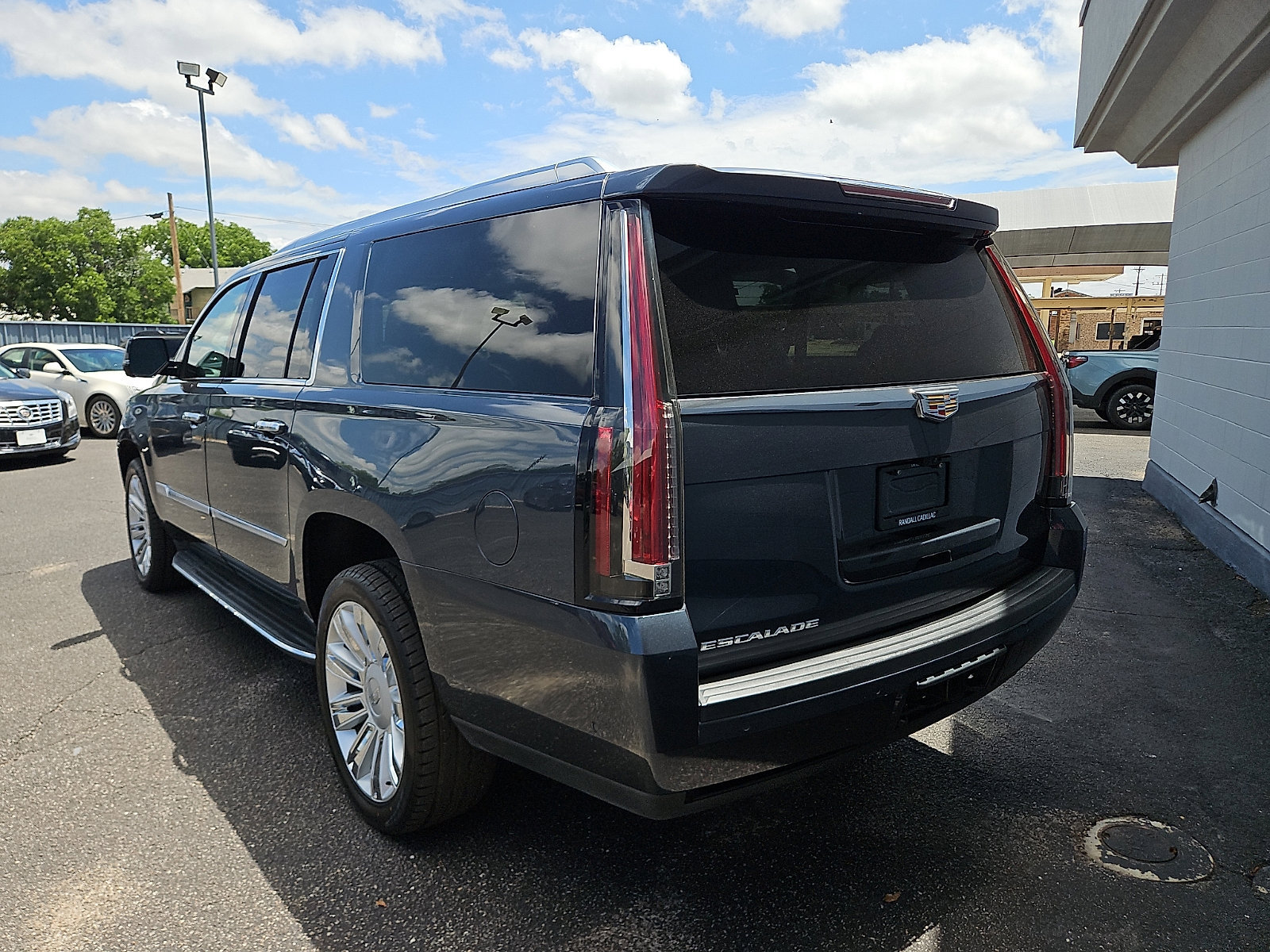 Used 2020 Cadillac Escalade ESV Luxury AWD/4WD image 3