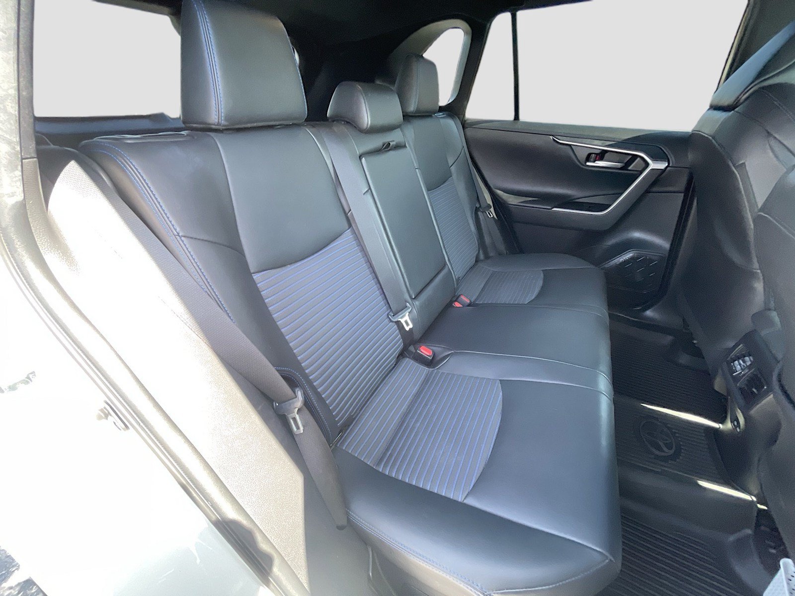 Used 2022 Toyota RAV4 XSE AWD/4WD image 16