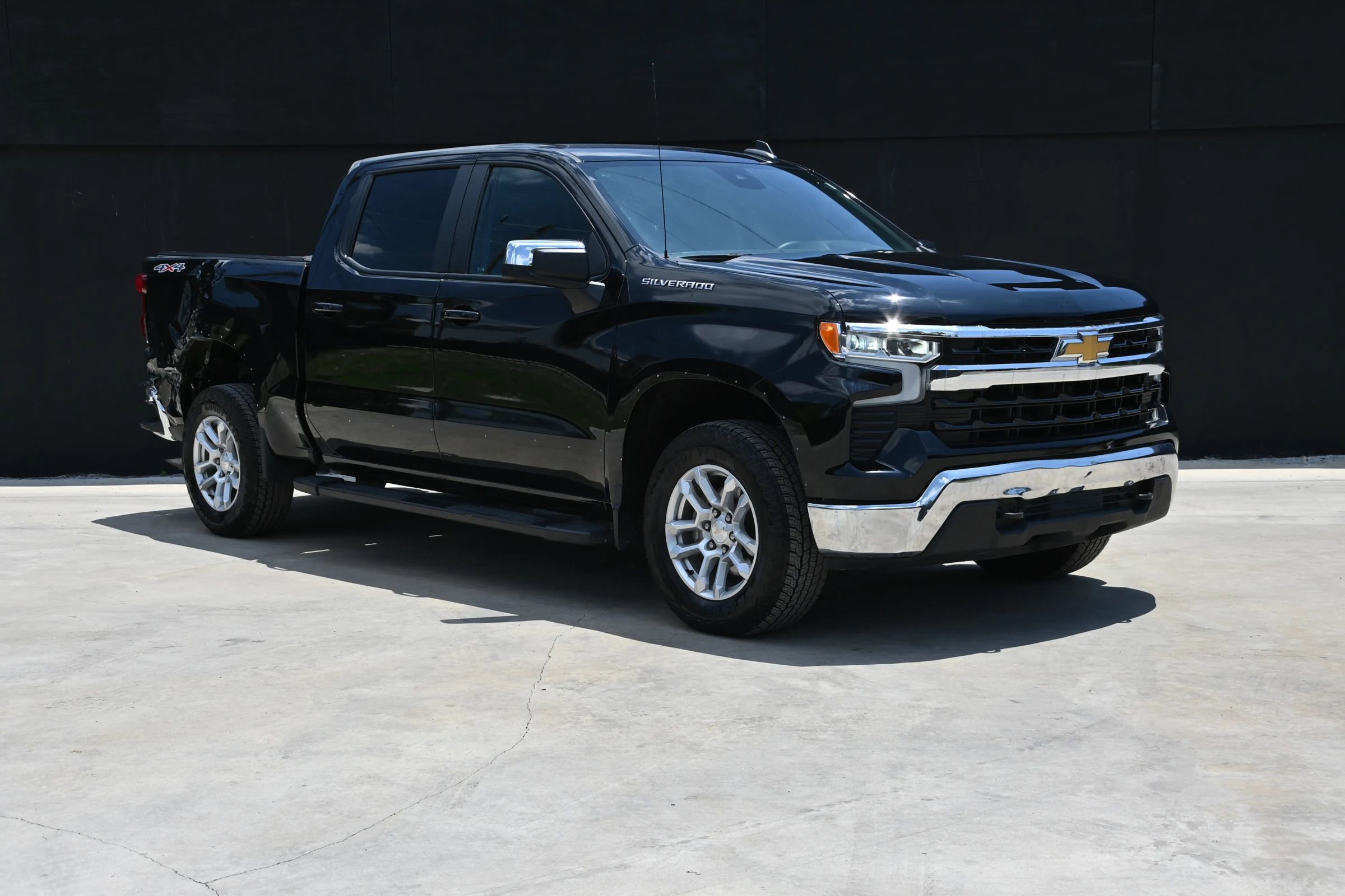 Used 2023 Chevrolet Silverado 1500 LT AWD/4WD image 2