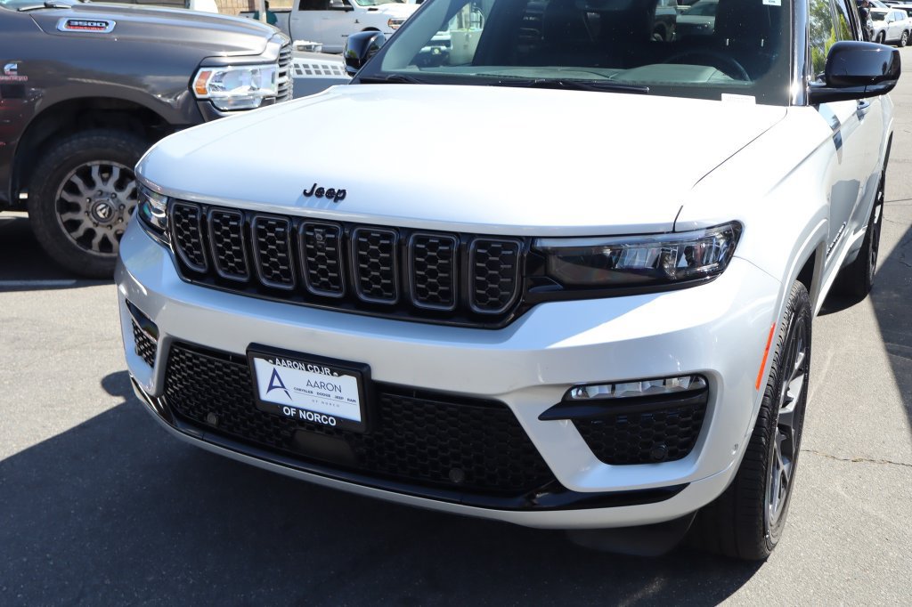Used 2025 Jeep Grand Cherokee Summit w/ Obsidian Package AWD/4WD image 9
