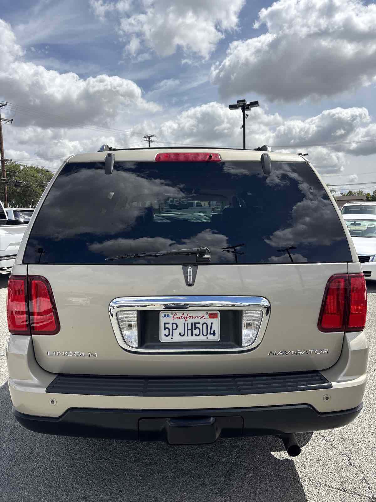 Used 2005 Lincoln Navigator Luxury RWD image 3