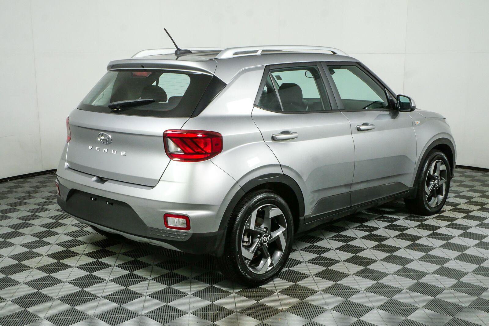 Used 2023 Hyundai Venue SEL w/ Cargo Package FWD image 3
