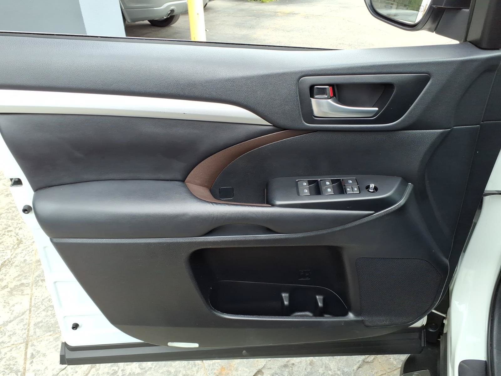 Used 2019 Toyota Highlander XLE AWD/4WD image 22