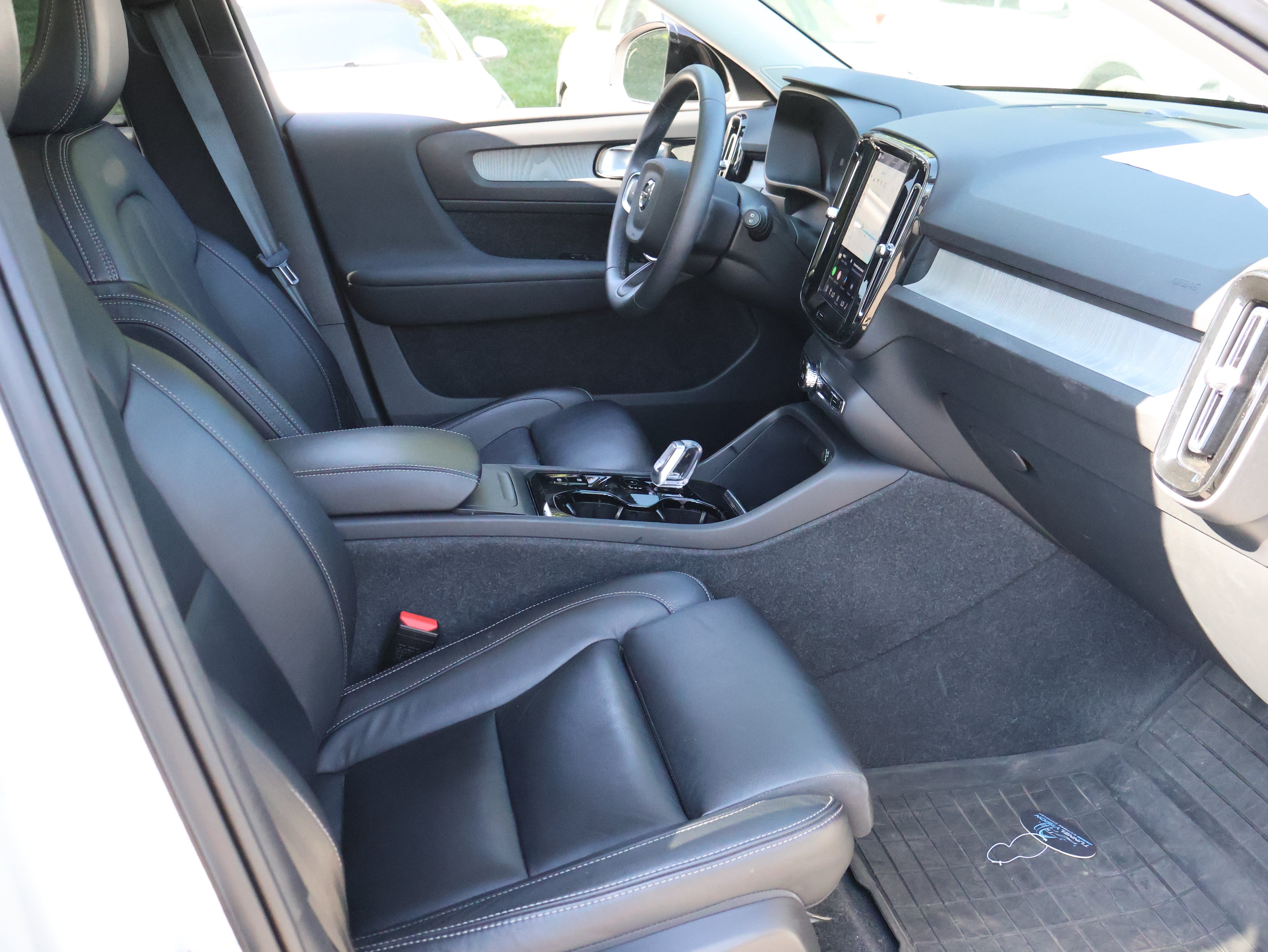 Used 2024 Volvo XC40 B5 Plus w/ Protection Package Premier AWD/4WD image 7
