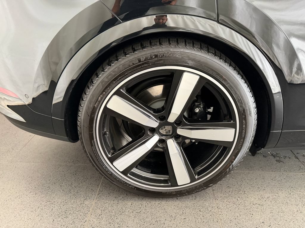 Certified 2025 Porsche Cayenne Turbo AWD/4WD image 12