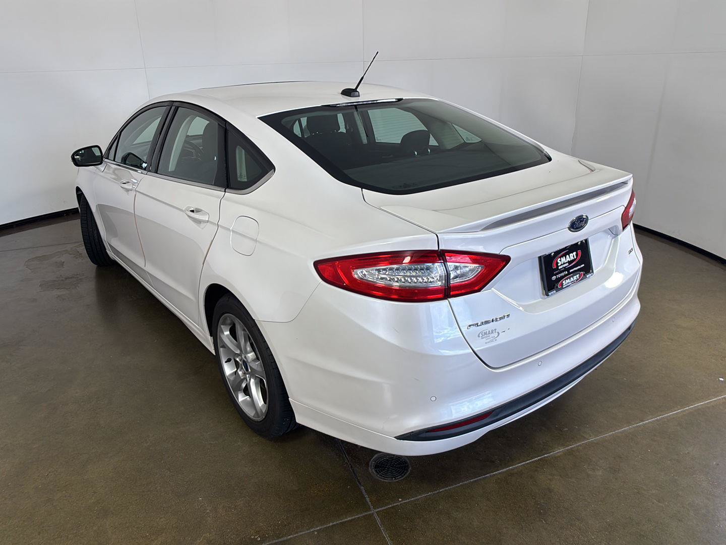 Used 2015 Ford Fusion SE FWD image 12