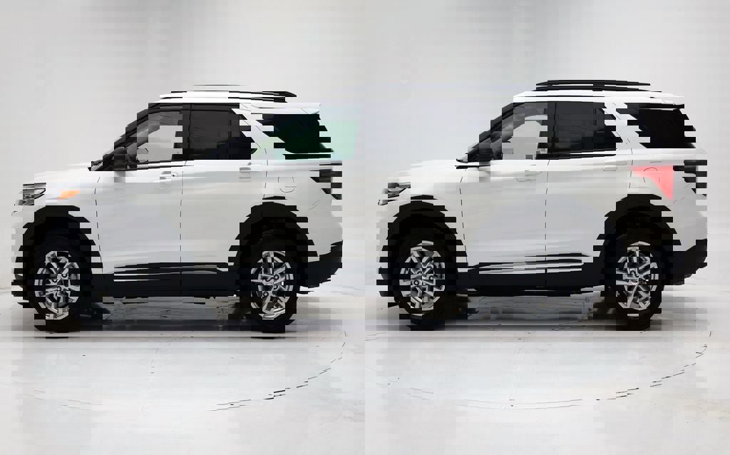 Used 2022 Ford Explorer XLT w/ Equipment Group 202A image 6