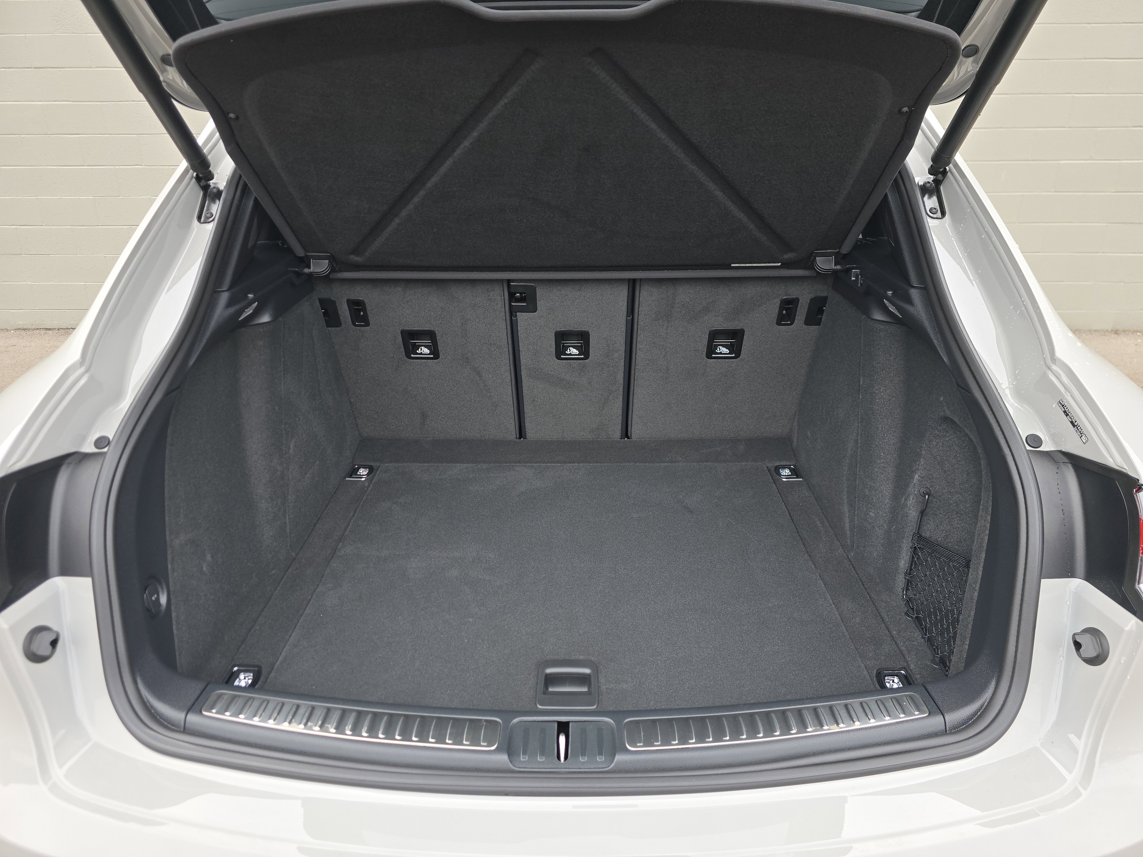 Certified 2025 Porsche Macan AWD/4WD image 15