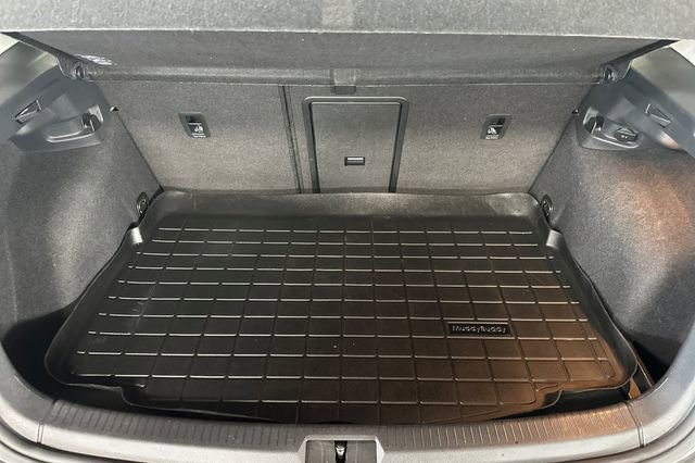 Used 2016 Volkswagen e-Golf SEL Premium w/ Driver Assistance Package image 17