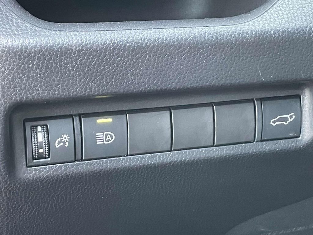 Used 2020 Toyota RAV4 XLE Premium image 19