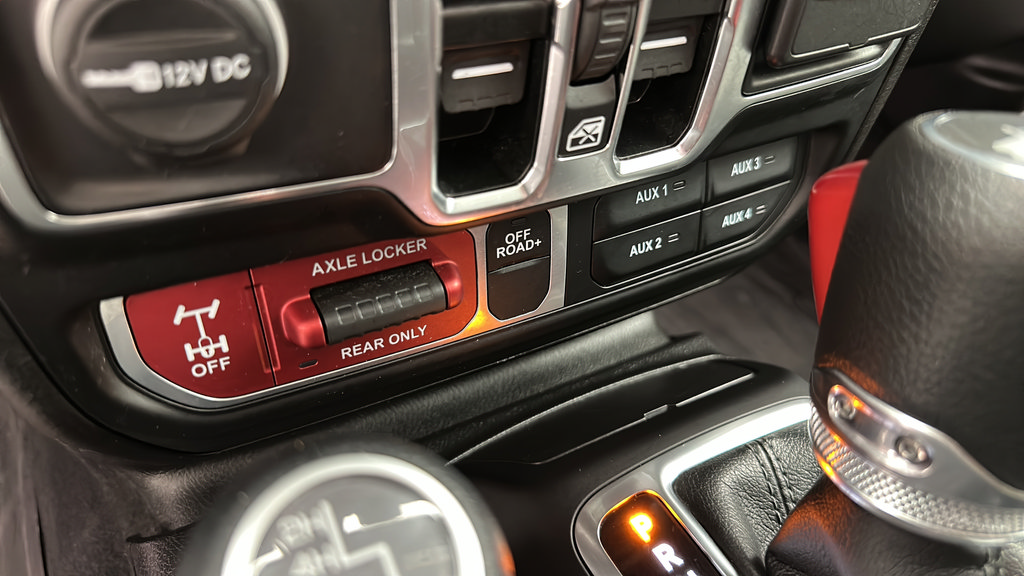 Used 2025 Jeep Wrangler Unlimited Sport AWD/4WD image 19
