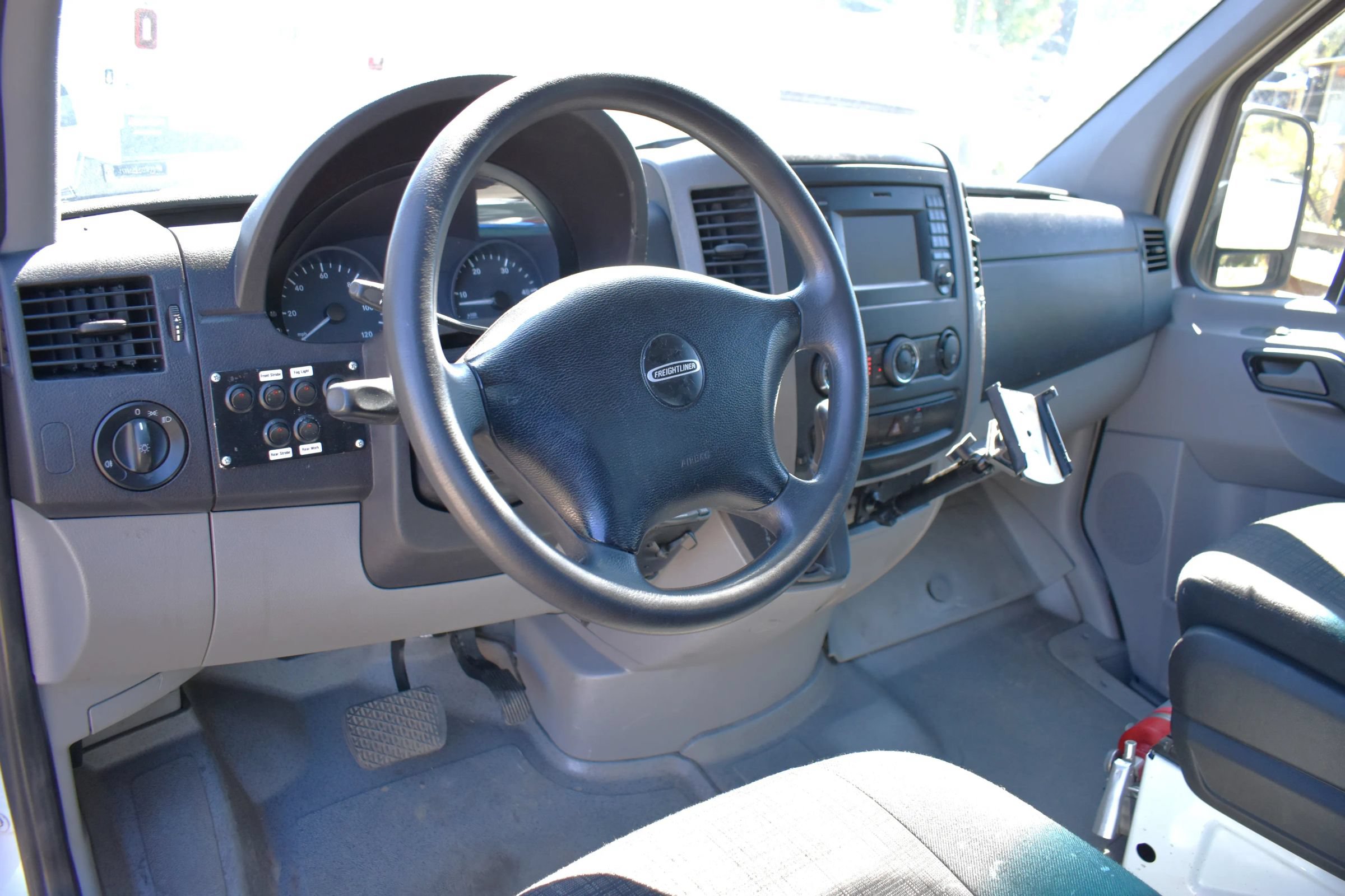 Used 2017 Freightliner Sprinter 2500 RWD image 8