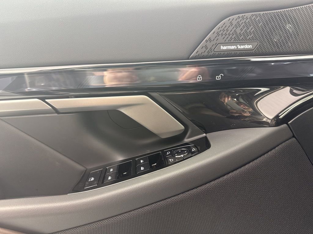 New 2027 BMW 550e xDrive AWD/4WD image 10