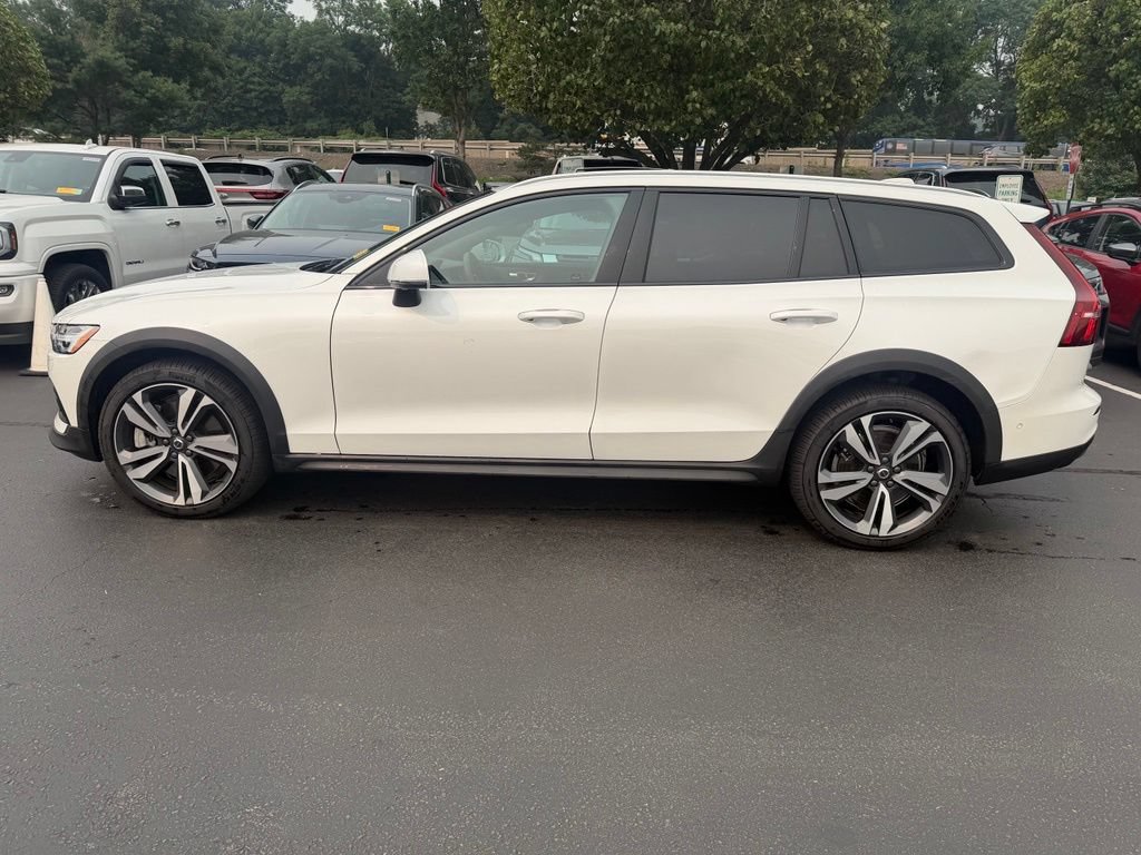 Used 2024 Volvo V60 B5 Cross Country Plus AWD/4WD image 3