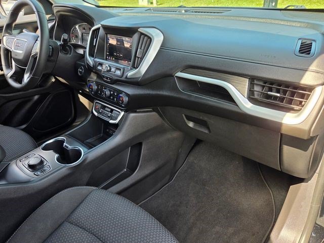 Used 2024 GMC Terrain SLE w/ Driver Convenience Package FWD image 15