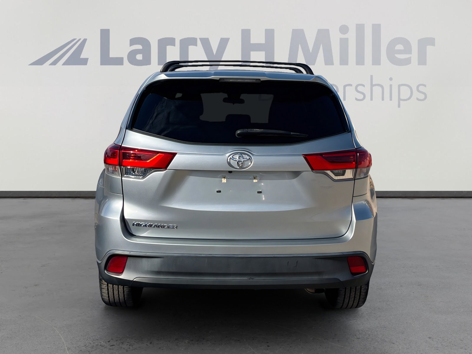 Used 2019 Toyota Highlander LE FWD image 4