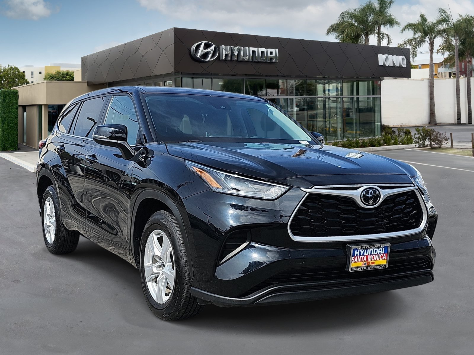 Used 2023 Toyota Highlander L FWD image 1