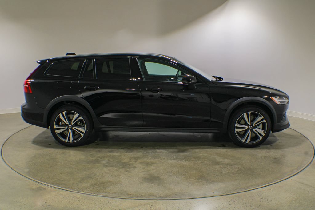 New 2026 Volvo V60 B5 Cross Country Plus w/ Climate Package AWD/4WD image 6